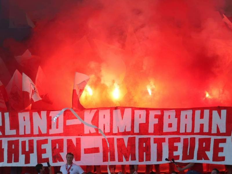 Pyrotechnik bei den Fans von Bayern II
