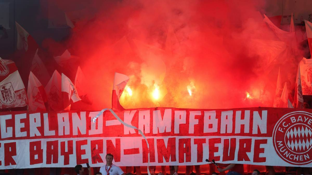 Pyrotechnik bei den Fans von Bayern II