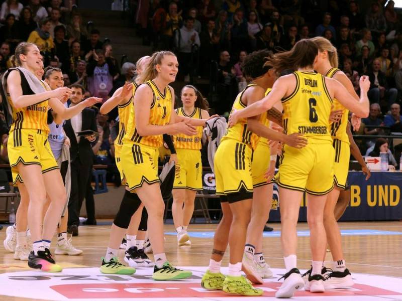 Alba jubelt in eigener Halle