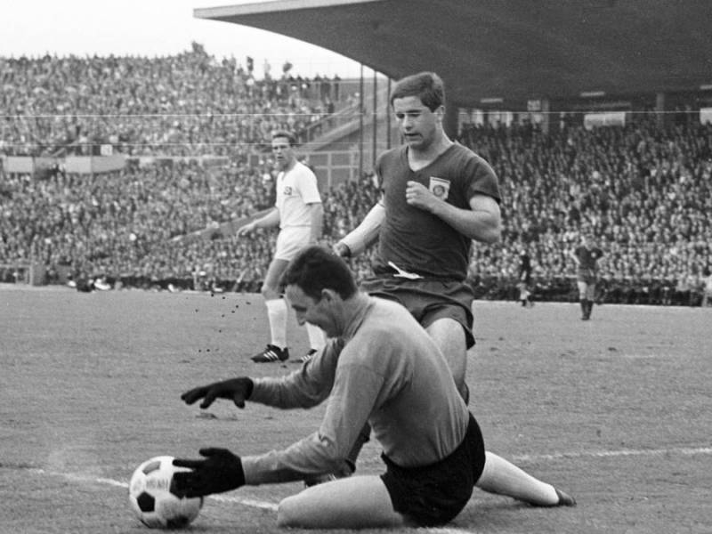 Torhüter Horst Schnoor vor Gerd Müller