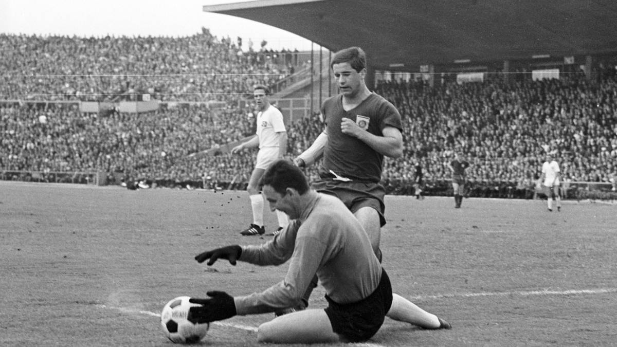Torhüter Horst Schnoor vor Gerd Müller