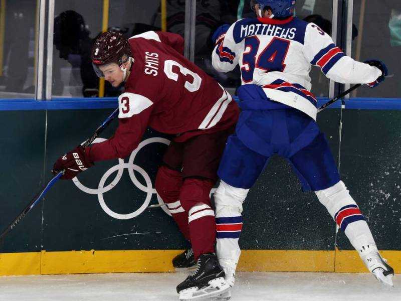 Alberts Smits im Duell mit Auston Matthews