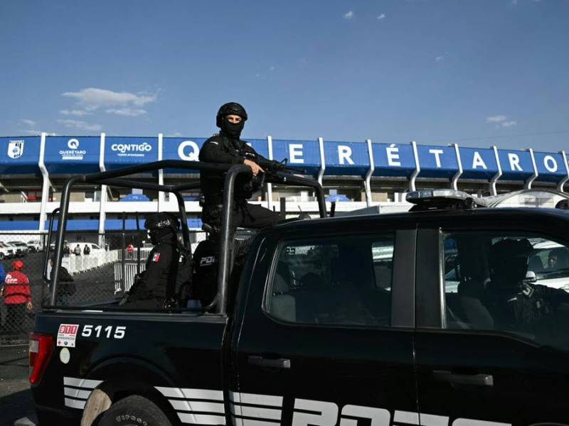 Polizei bewacht das Stadion in Querétaro
