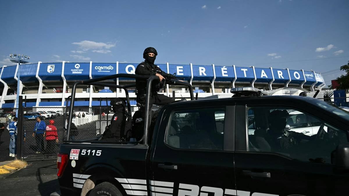 Polizei bewacht das Stadion in Querétaro