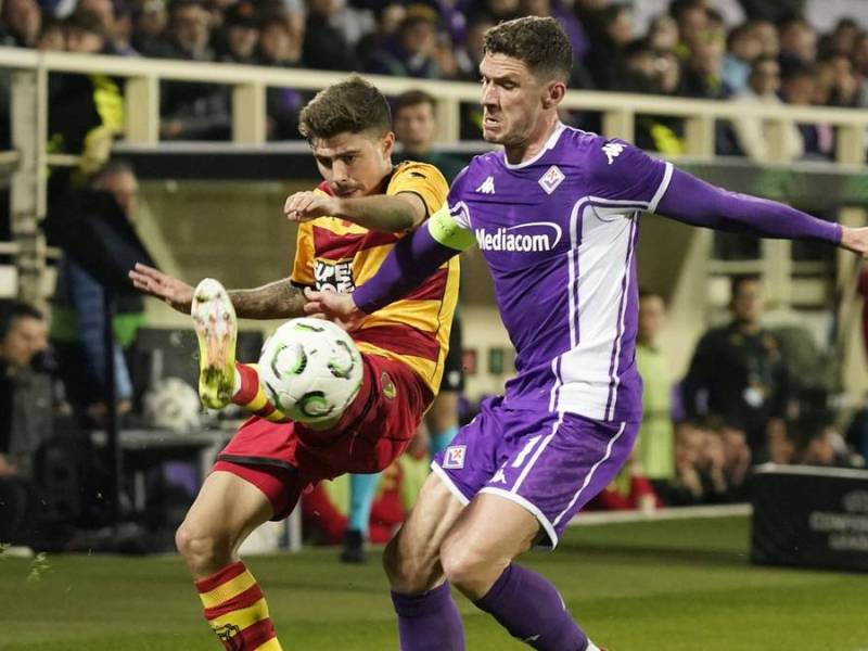 Robin Gosens im Kampf um den Ball