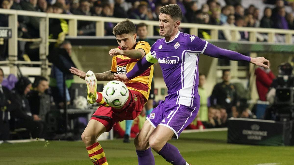 Robin Gosens im Kampf um den Ball