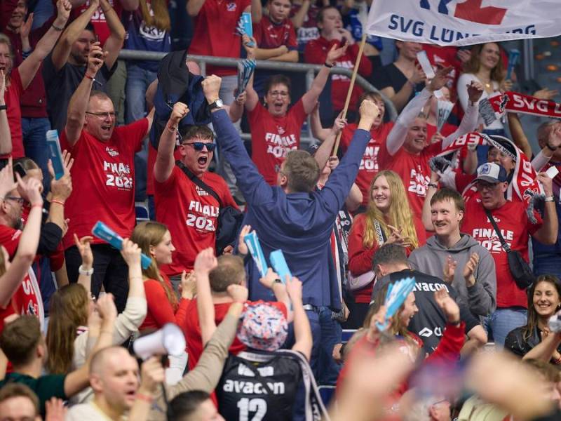 Stefan Hübner jubelt mit den Fans