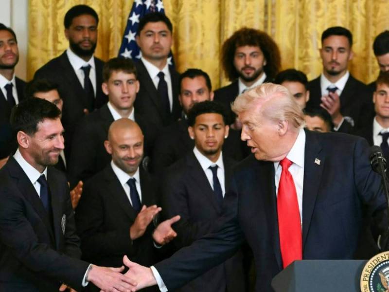 Donald Trump schüttelt Lionel Messi die Hand