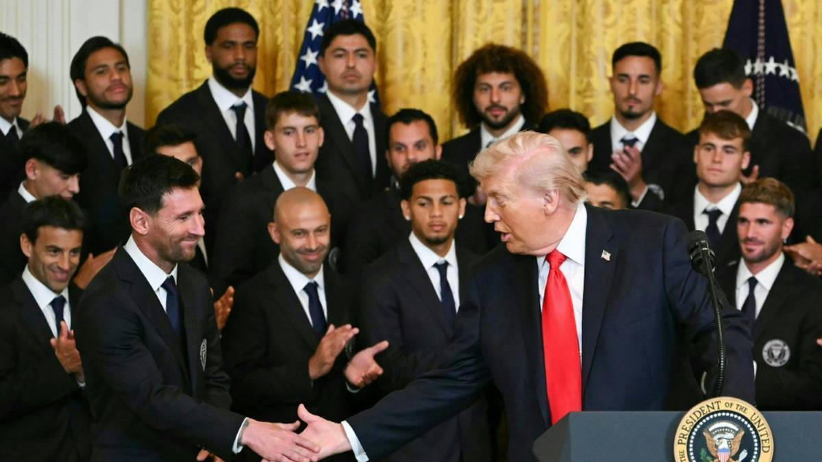 Donald Trump schüttelt Lionel Messi die Hand