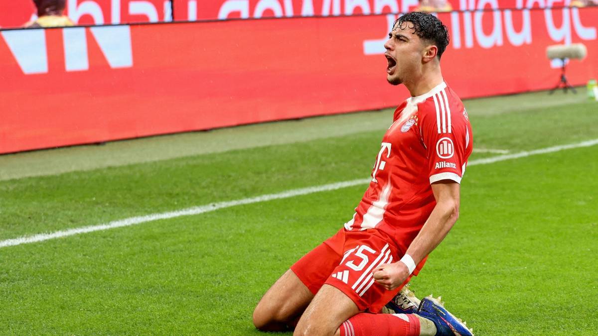 Aleksandar Pavlovic jubelt für Bayern