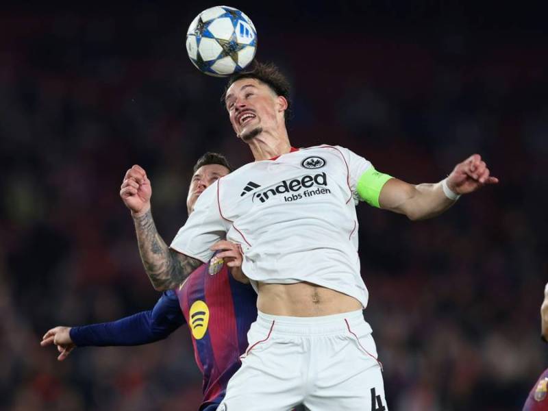 Obenauf: Eintracht-Kapitän Robin Koch (M.)