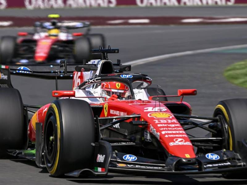 Zwei Ferrari vorne