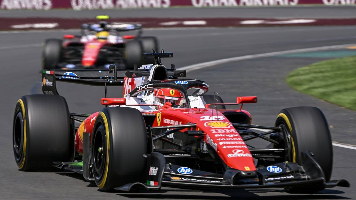 Zwei Ferrari vorne