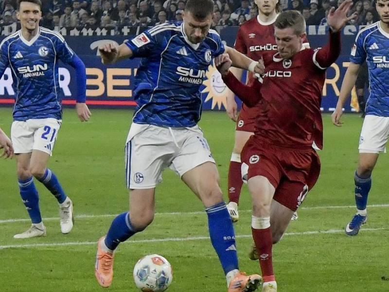 Edin Dzeko im Zweikampf