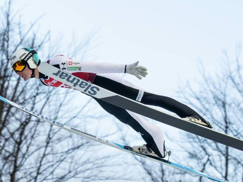 Domen Prevc holt erstmals die Kugel