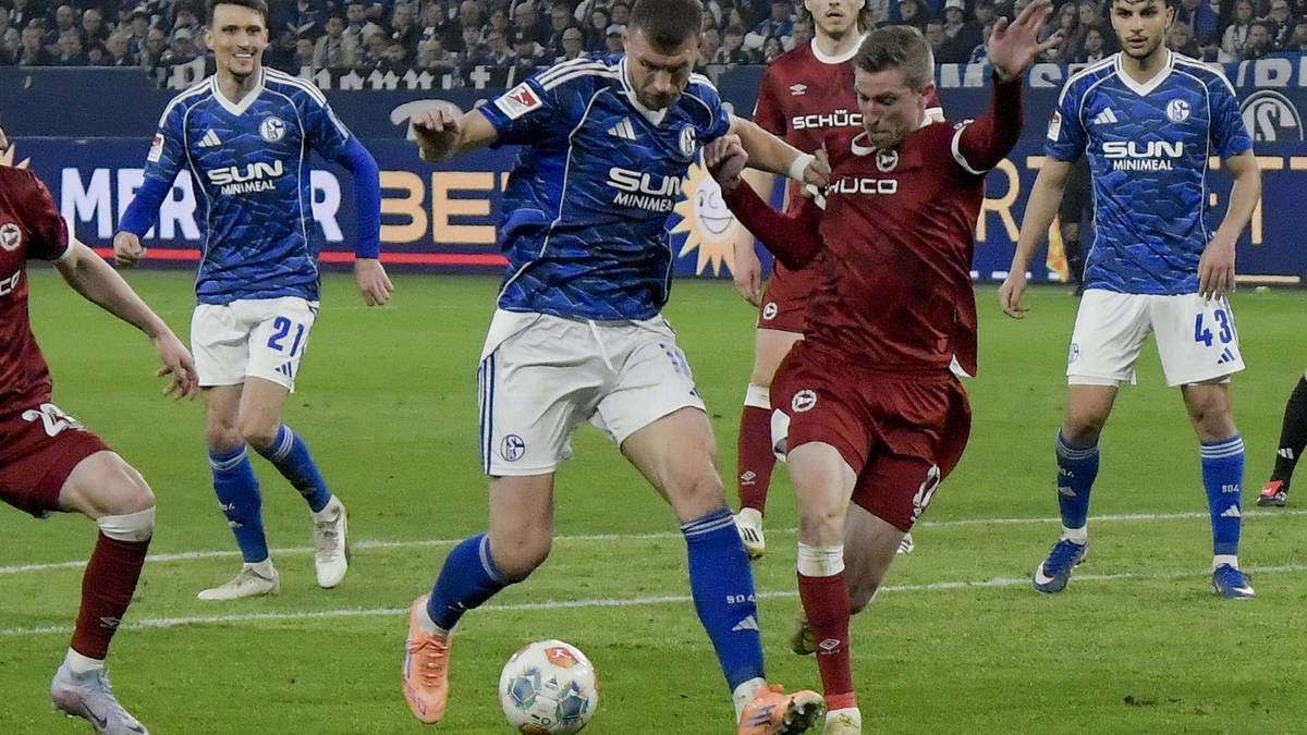 Edin Dzeko im Zweikampf