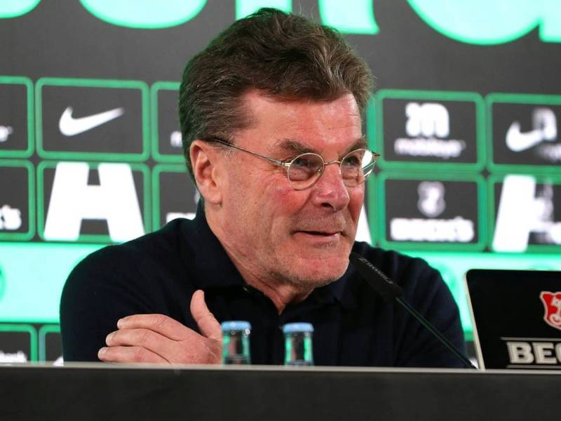 Hecking bei seiner ersten Pressekonferenz in Wolfsburg