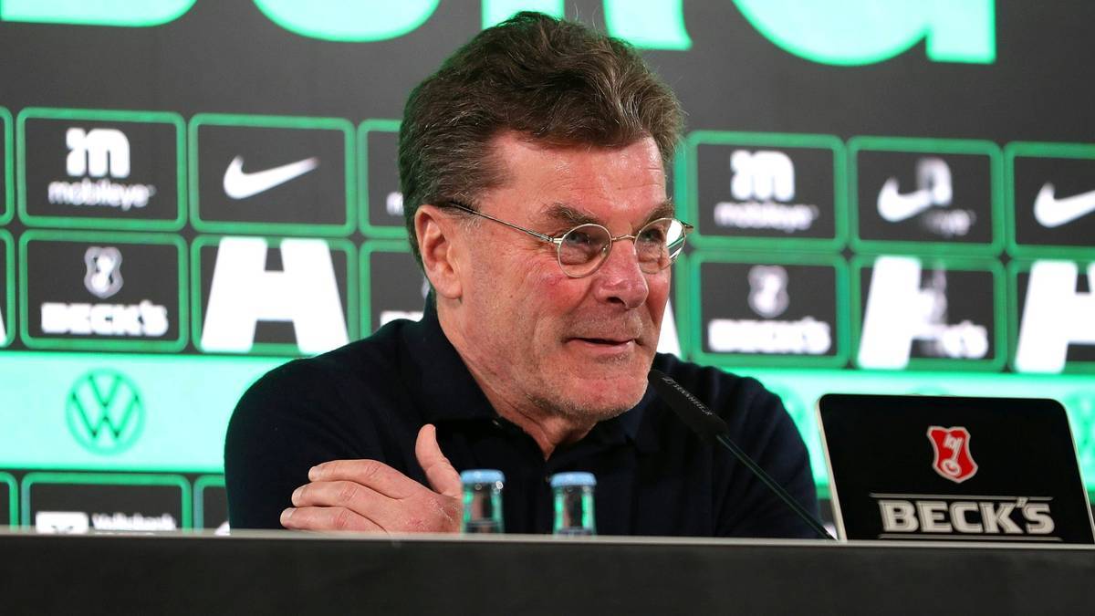 Hecking bei seiner ersten Pressekonferenz in Wolfsburg