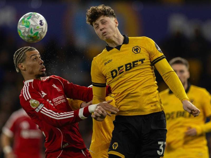 Kopfballduell zwischen Wolverhampton und Liverpool