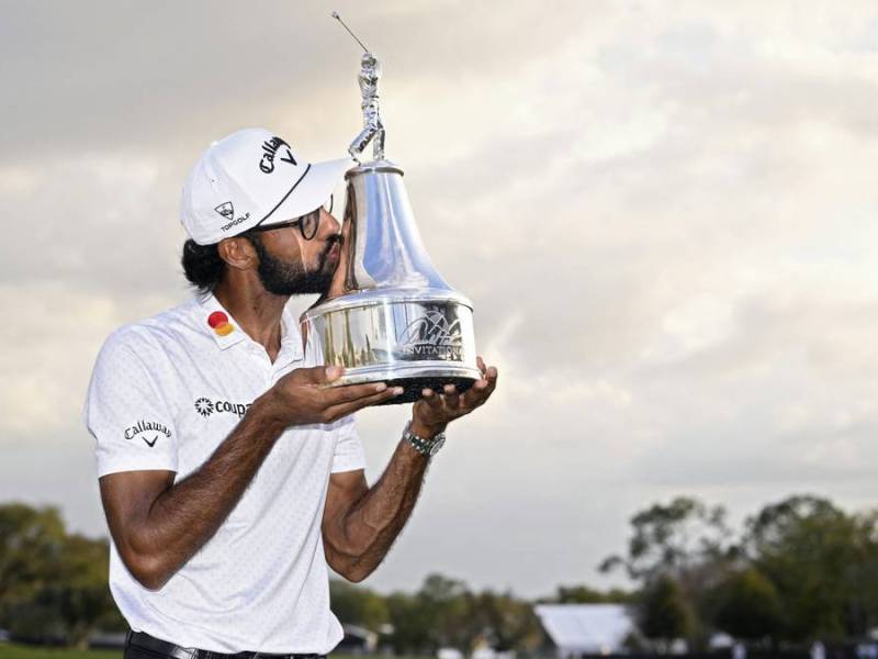 Kuss für die Trophäe: Akshay Bhatia
