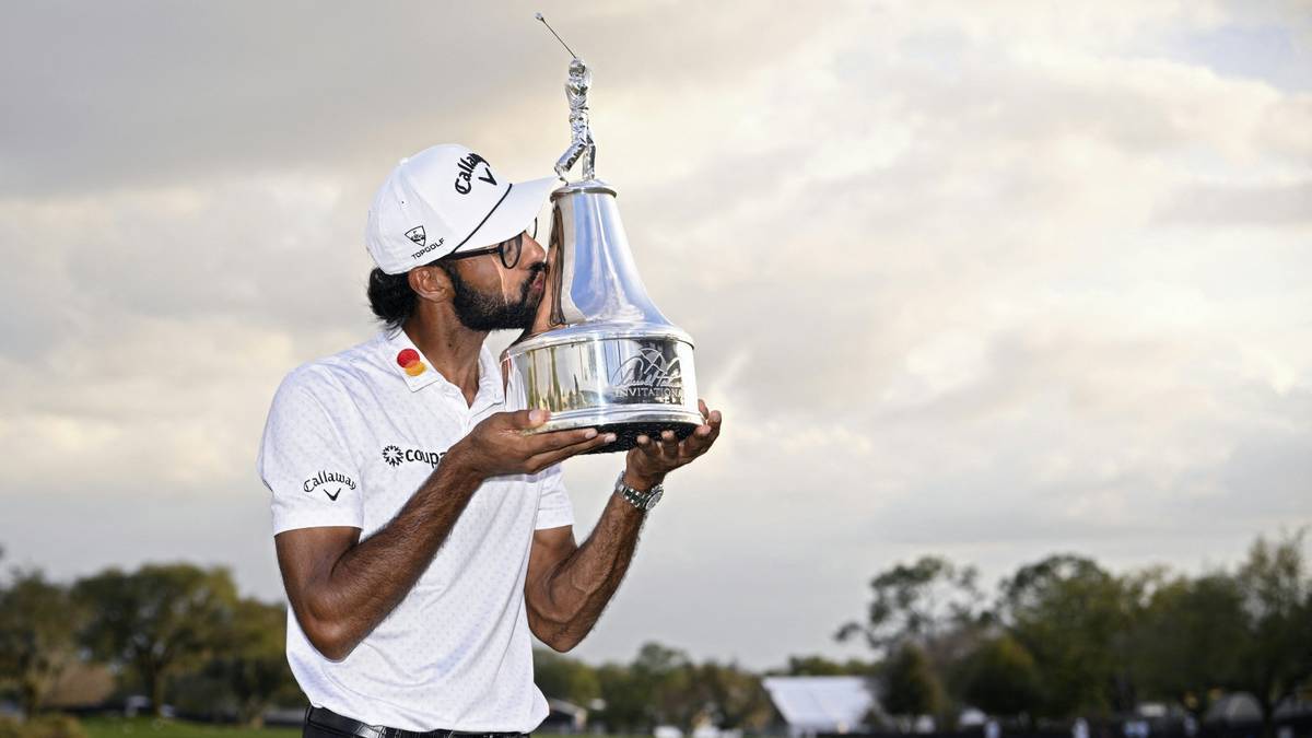 Kuss für die Trophäe: Akshay Bhatia