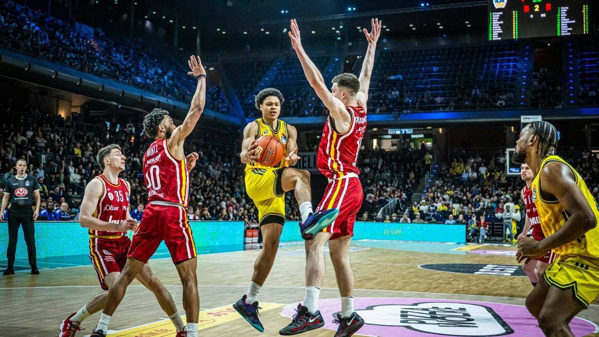 Berlins Jack Kayil (M.) behauptet den Ball