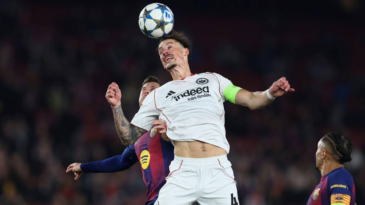 Obenauf: Eintracht-Kapitän Robin Koch (M.)