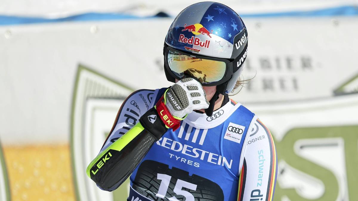 Enttäuschung: Emma Aicher nach dem Aus im Super-G