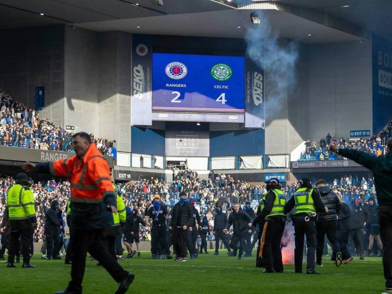 Rangers- und Celtic-Fans auf dem Spielfeld im Ibrox Park