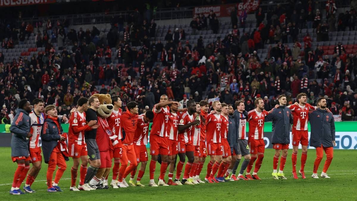 Feiernde Spieler des FC Bayern