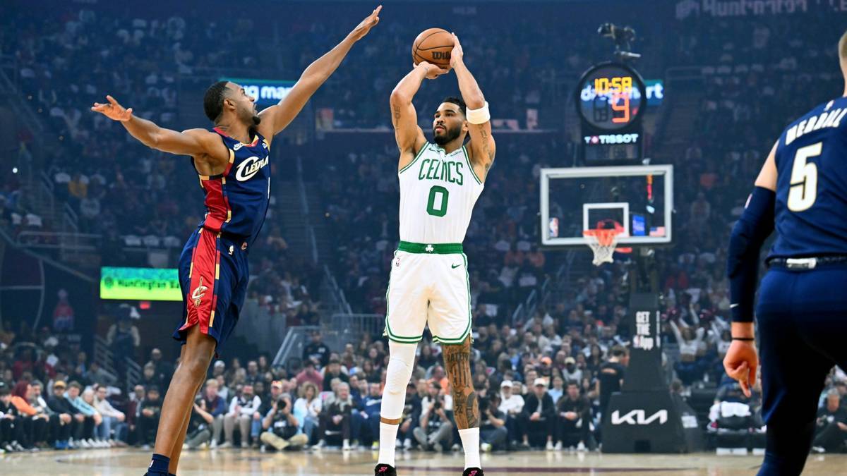 Rückkehrer Jayson Tatum gegen Clevelands Evan Mobley