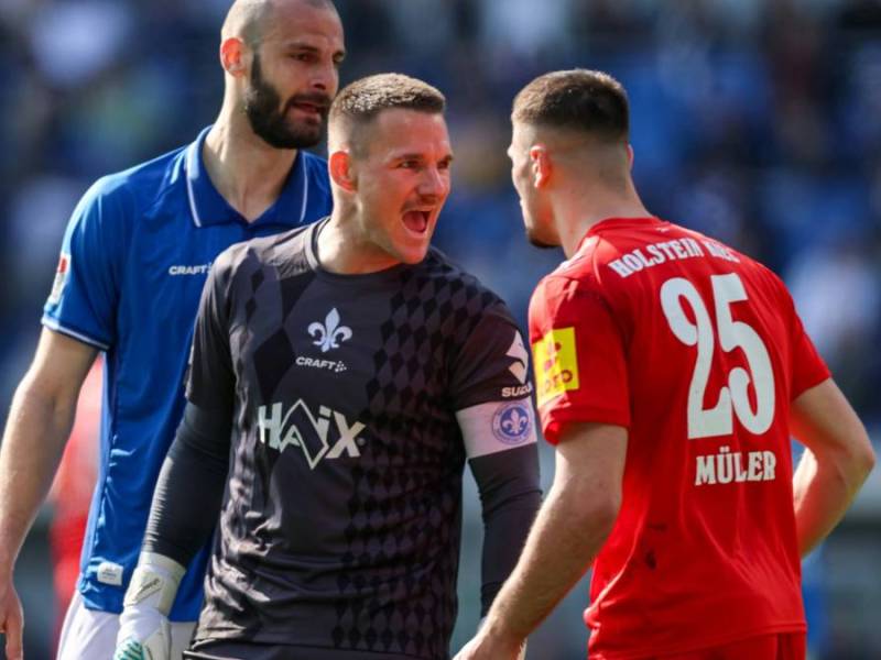 Hitziges Spiel: Kiels Marcus Müller (r.) fliegt früh