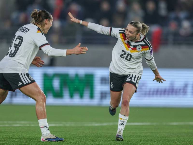 Elisa Senß bejubelt das 1:0 für Deutschland