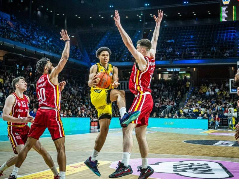 Berlins Jack Kayil (M.) behauptet den Ball
