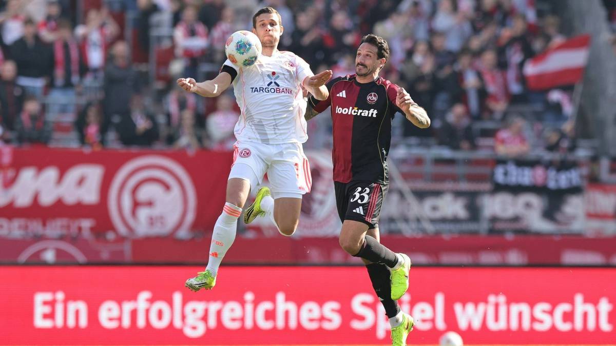 Düsseldorfs Oberdorf (li.) im Duell mit Adriano Grimaldi