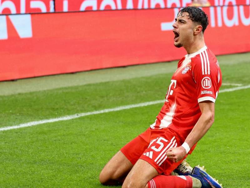 Aleksandar Pavlovic jubelt für Bayern