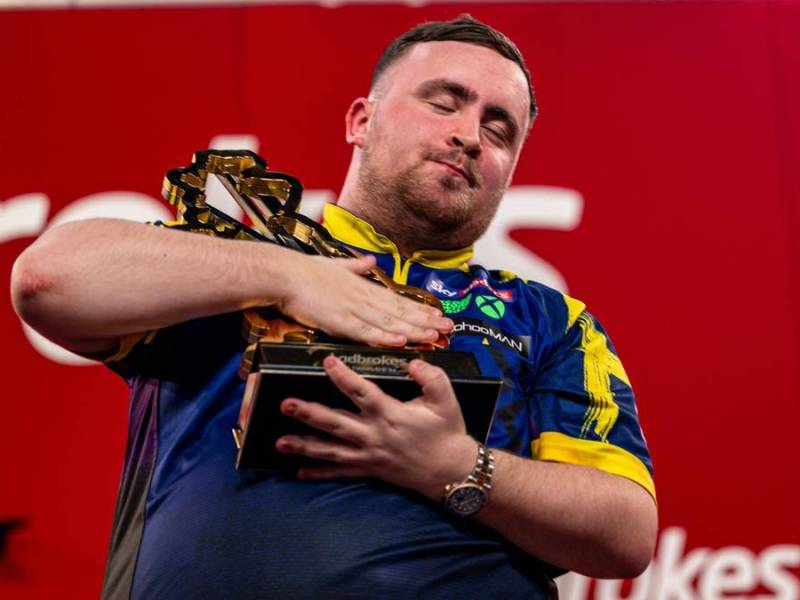 Ganz viel Pokal-Liebe: Luke Littler