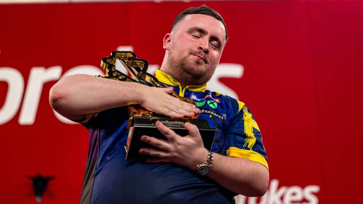 Ganz viel Pokal-Liebe: Luke Littler