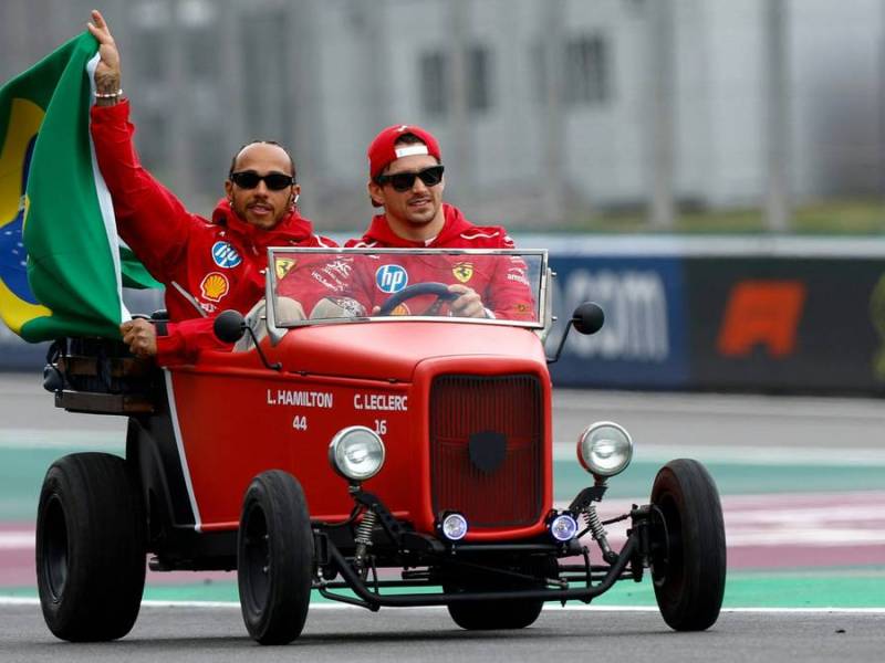 Unter Druck: Lewis Hamilton (l.) und Charles Leclerc