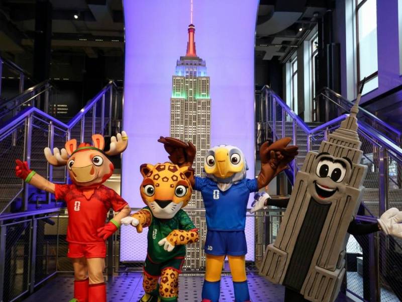 Die drei WM-Maskottchen im Empire State Building