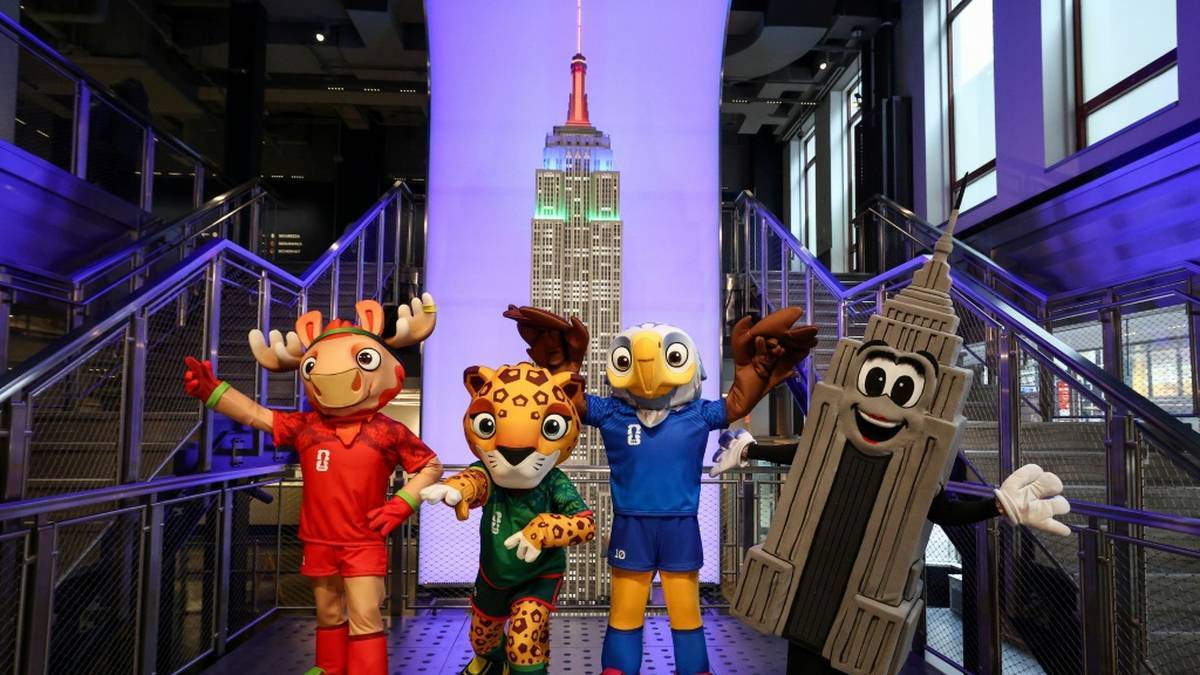 Die drei WM-Maskottchen im Empire State Building