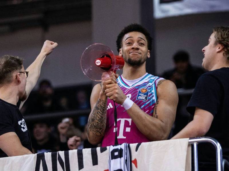 Alijah Comithier im Fanblock der Baskets Bonn