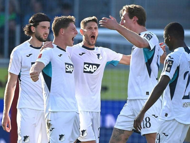 Alexander Prass (2. v. l.) feiert seinen zweiten Treffer