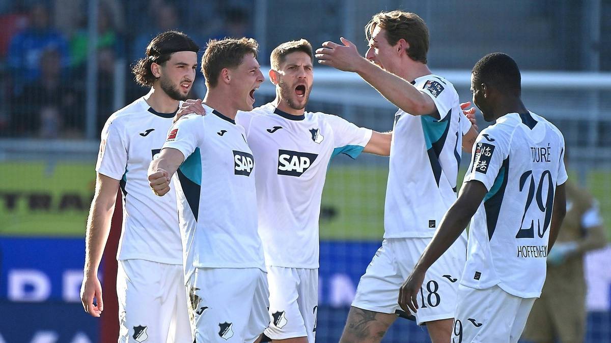 Alexander Prass (2. v. l.) feiert seinen zweiten Treffer