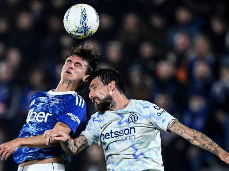 Umkämpftes Duell: Nico Paz (l.) gegen Francesco Acerbi