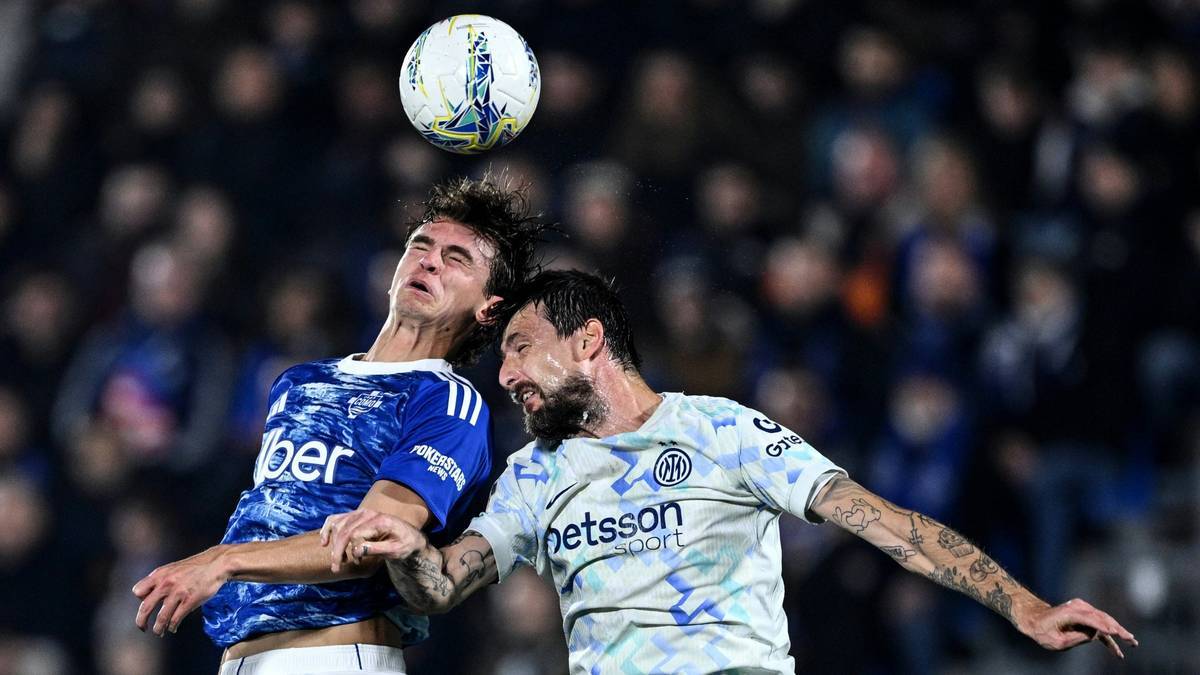 Umkämpftes Duell: Nico Paz (l.) gegen Francesco Acerbi